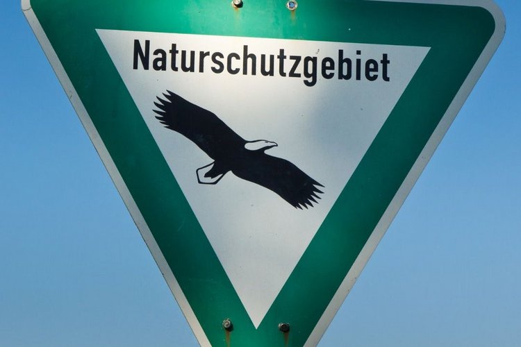 Bild eines Schildes mit der Aufschrift Naturschutzgebiet