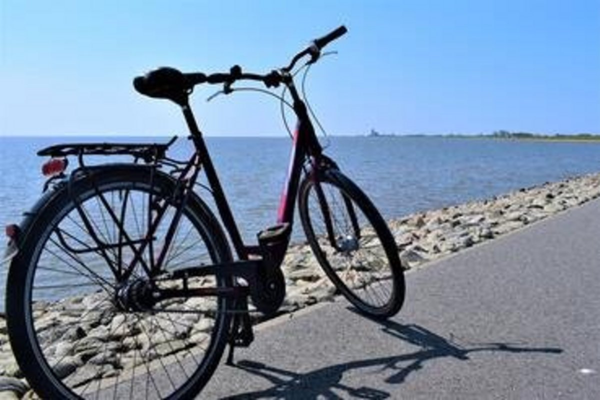 ein Fahrrad stehend am Ufer