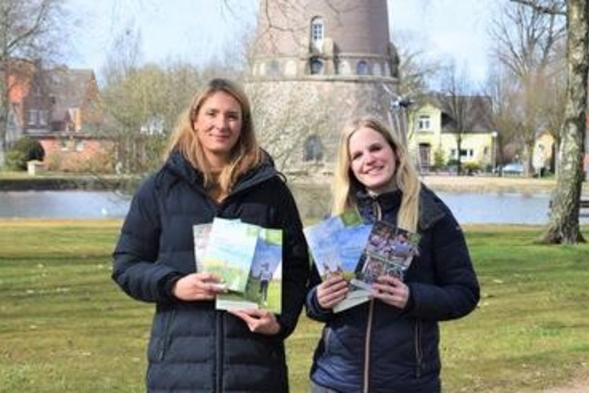 2 Frauen mit Flyern in den Händen