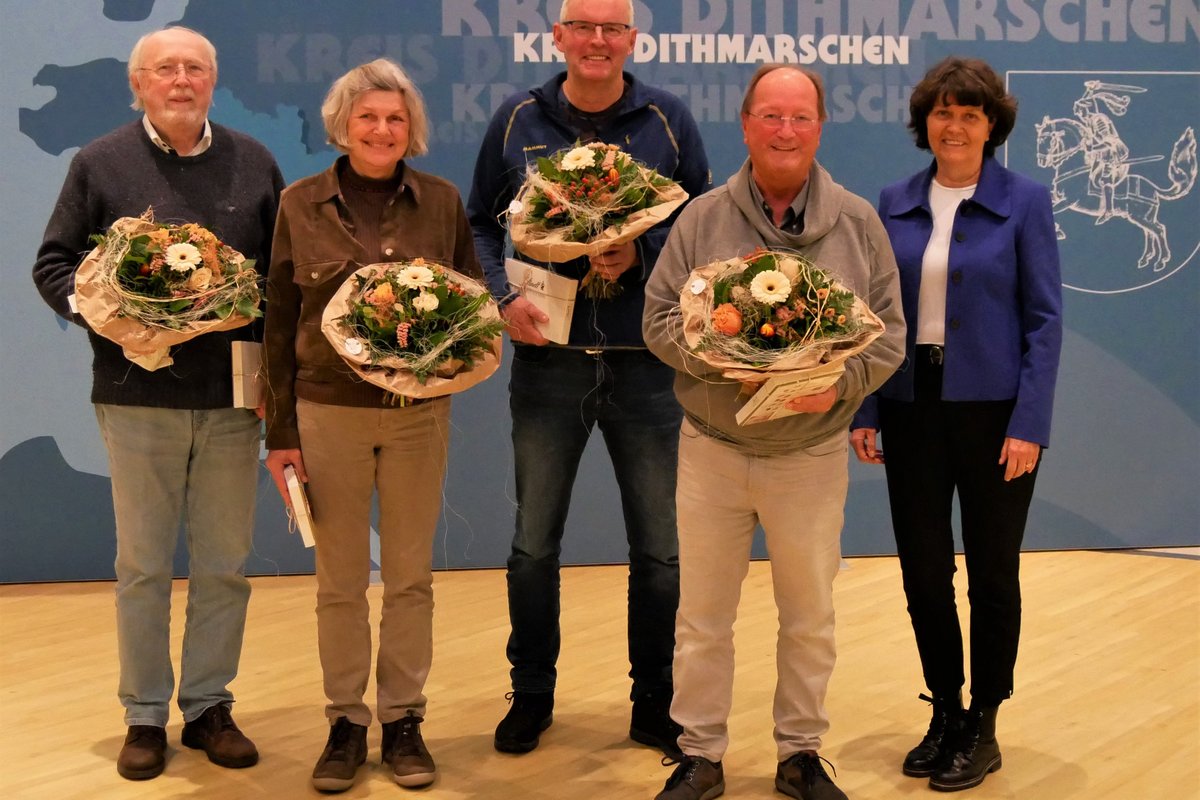 Kreispräsidentin Ute Borwieck-Dethlefs dankt den ehrenamtlichen Betreuer*innen (von links nach rechts): Peter-Elk Schwers, Silke Peters, Nils Rosenkranz und Horst Jürgens.  Nicht abgelichtet sind Ulrike Lahrmann und Marie Zeise. Foto: Kreis Dithmarschen