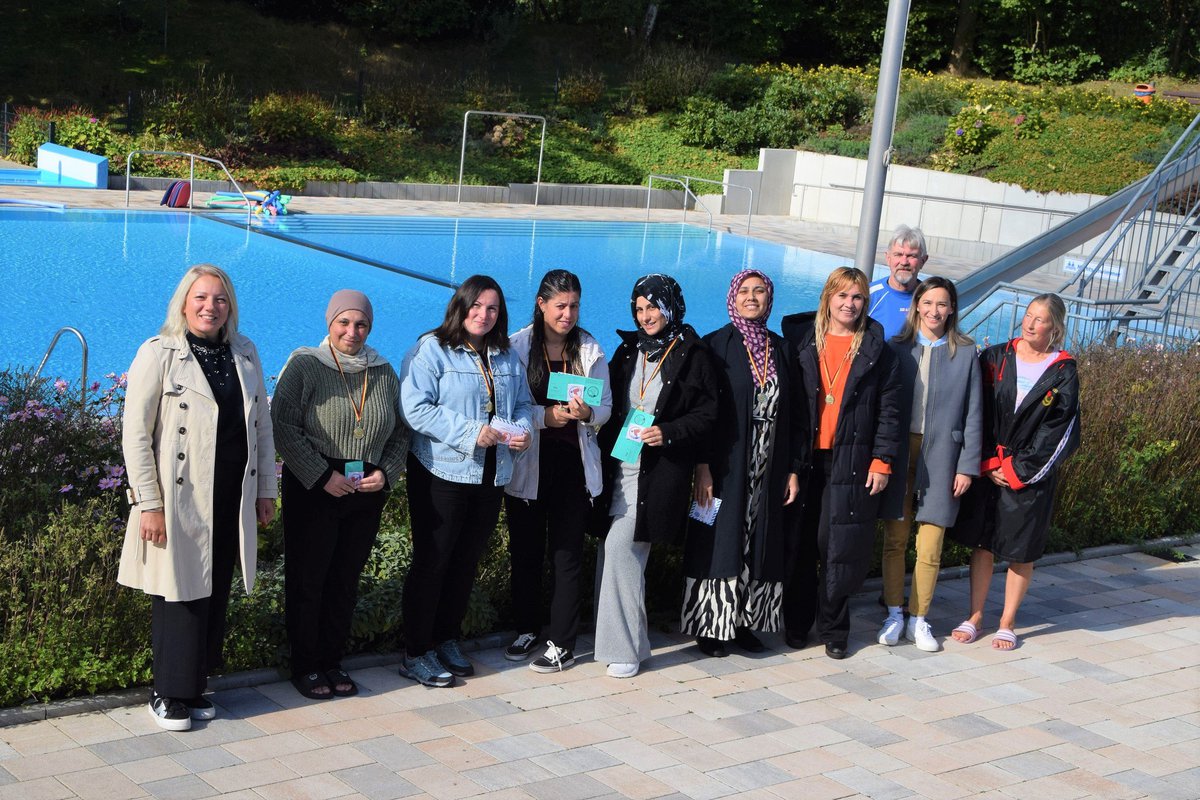 Freuen sich über den erfolgreich abgeschlossenen Schwimmkurs (v. l.): Milica Dacic, sechs von den 14 Teilnehmerinnen, Uwe Mahnsen, Paula Bisiriyu und Gesa Block. Foto: Kreis Dithmarschen