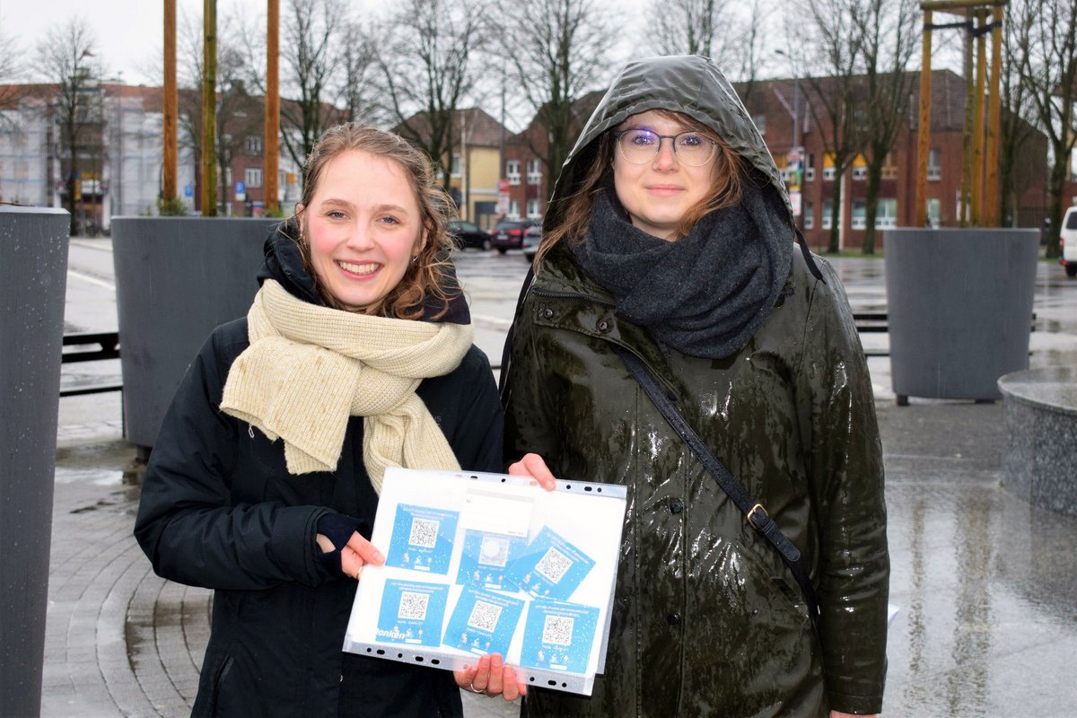 Die Historikerinnen Paula Lorenz (links) und Marie-Theres Marx mit den Stickern.