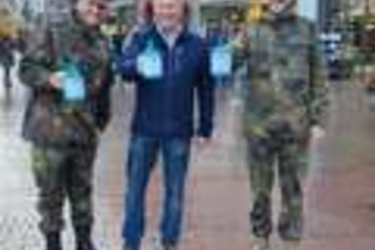 3 Männer, davon 2 in Bundeswehruniform, beim Spenden sammeln