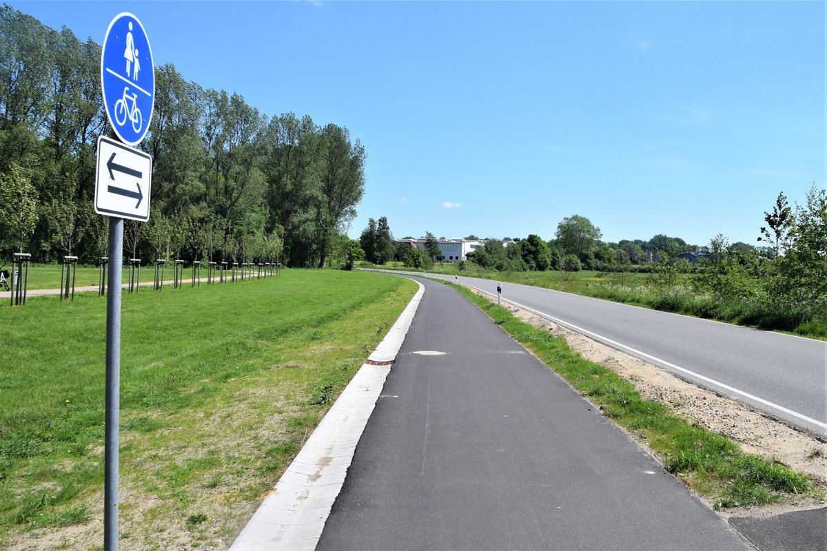 Mehr Sicherheit und Komfort verspricht der Radweg an der K 27 (Marschstraße) in der Stadt Meldorf seit April 2024.  Foto: Kreis Dithmarschen