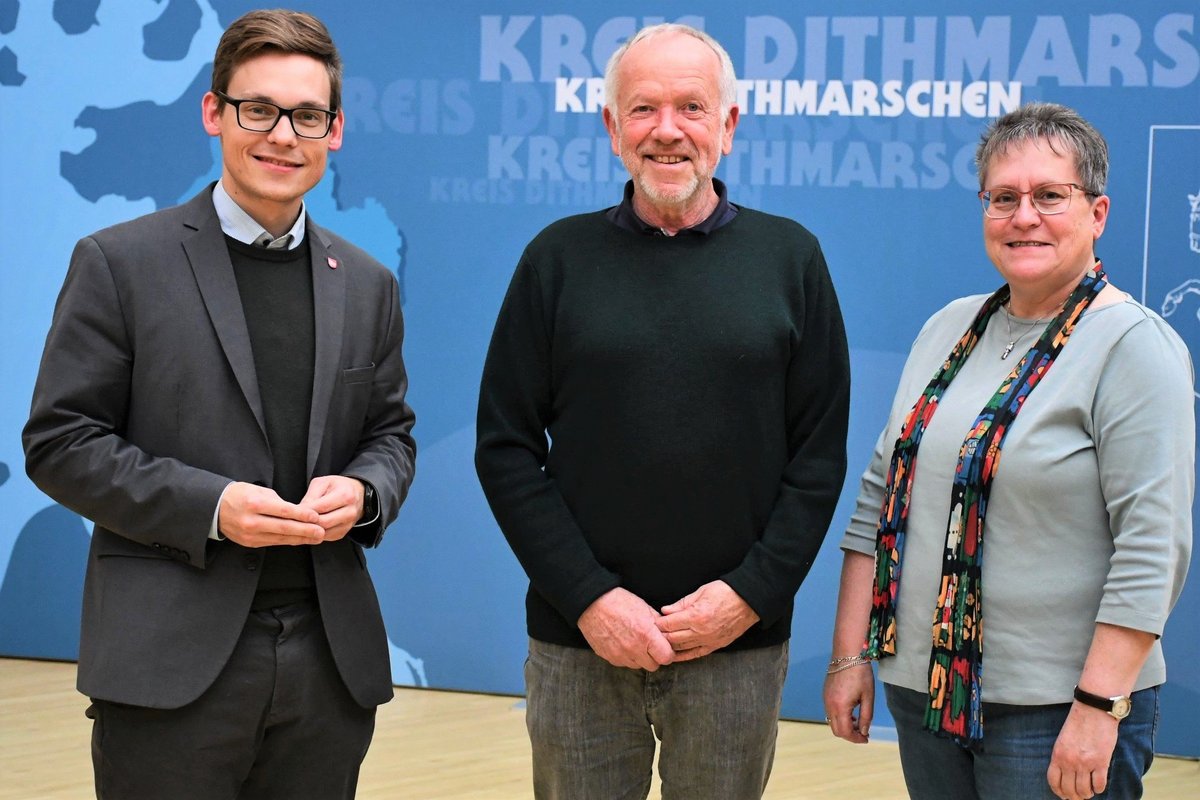 Zweite Amtszeit für den Kreisnaturschutzbeauftragten Johann Waller (Mitte) mit Landrat Thorben Schütt und Sabine Zupp, Leiterin der unteren Naturschutzbehörde. Foto: Kreis Dithmarschen