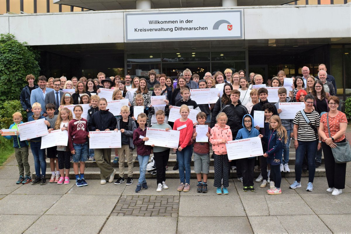 Umweltpreis und „Zukunftsschule.SH“ (v. l.): Hans Detlef Petersen (Agrar- und Umweltausschuss) und Landrat Thorben Schütt mit den prämierten Schulen.