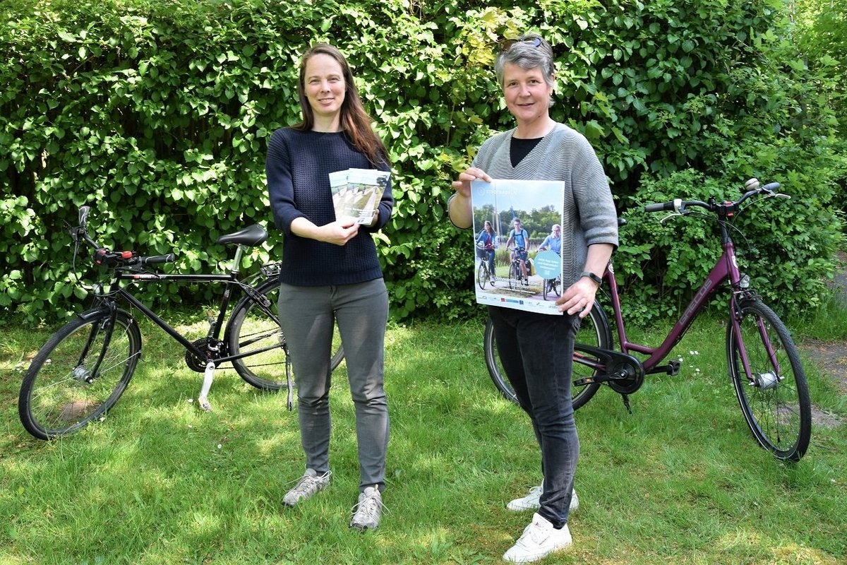 Dithmarscher*innen können am STADTRADELN vom 10 bis 23. Juni 2023 teilnehmen (v. l.): Eva Teckenburg und Daniela Fleig, Koordinatorinnen für das STADTRADELN in Dithmarschen. Foto: Kreis Dithmarschen