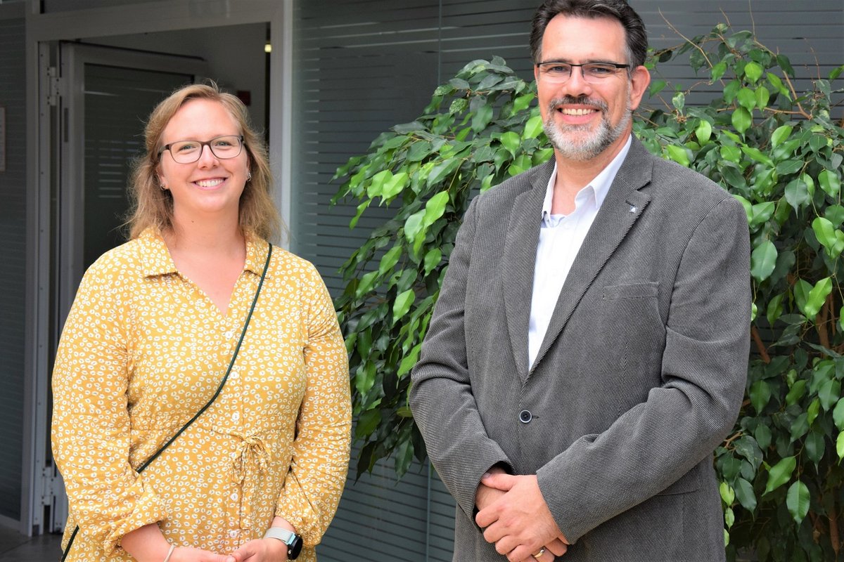 Umweltpreis-Organisatorin Lea Janke (Kreis Dithmarschen) und Sponsor sowie Jurymitglied Lars Thormählen (Yara Brunsbüttel GmbH).