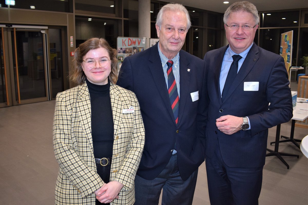 Auf der 1. Dithmarscher Wohnraumkonferenz (v. l.): Johanna Wilmes (Projektkoordinatorin, Sachgebiet Regionalentwicklung, Kreis Dithmarschen), Wolfgang Gerstand (Vorsitzender des Wirtschafts-, Planungs- und Bauausschuss des Kreises Stormarn) und Landrat Stefan Mohrdieck. Foto: Kreis Dithmarschen