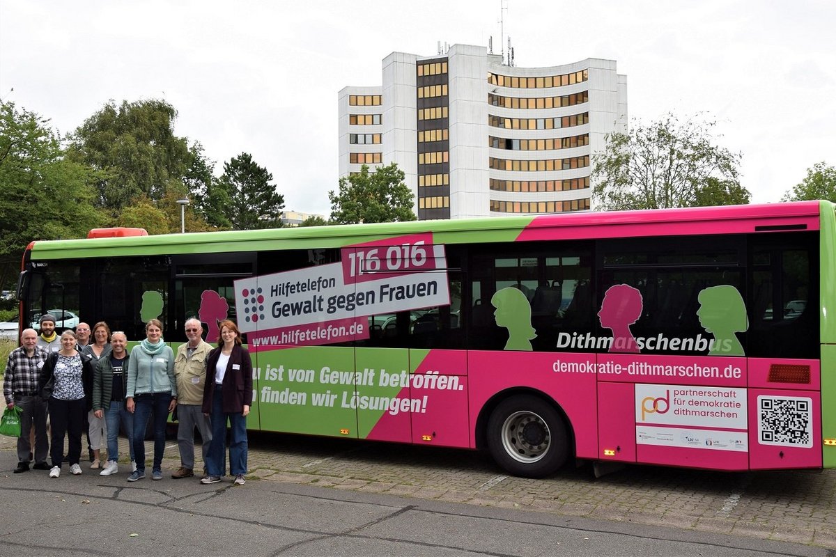 Mitglieder des Begleitforums (v. l.): Dr. Udo Gittel (Stiftung gegen Extremismus und Gewalt in Heide), Mathis Brandt (Kreisjugendring Dithmarschen), Anja Döhren (Diakonie), Hardy Behlau (Westküste denkt Queer), Silvia Petersen (Kreisjugendpflegerin), Sven Stender (Lehrer), Marie-Elisabeth Zachow (Beauftragte für Menschen mit Behinderung, Kreis Dithmarschen), Harald Rothe (Weißer Ring) und Leonie Basting (Koordinierungs- und Fachstelle ,,Demokratie leben!“, Fachdienst Hilfen im Übergang).