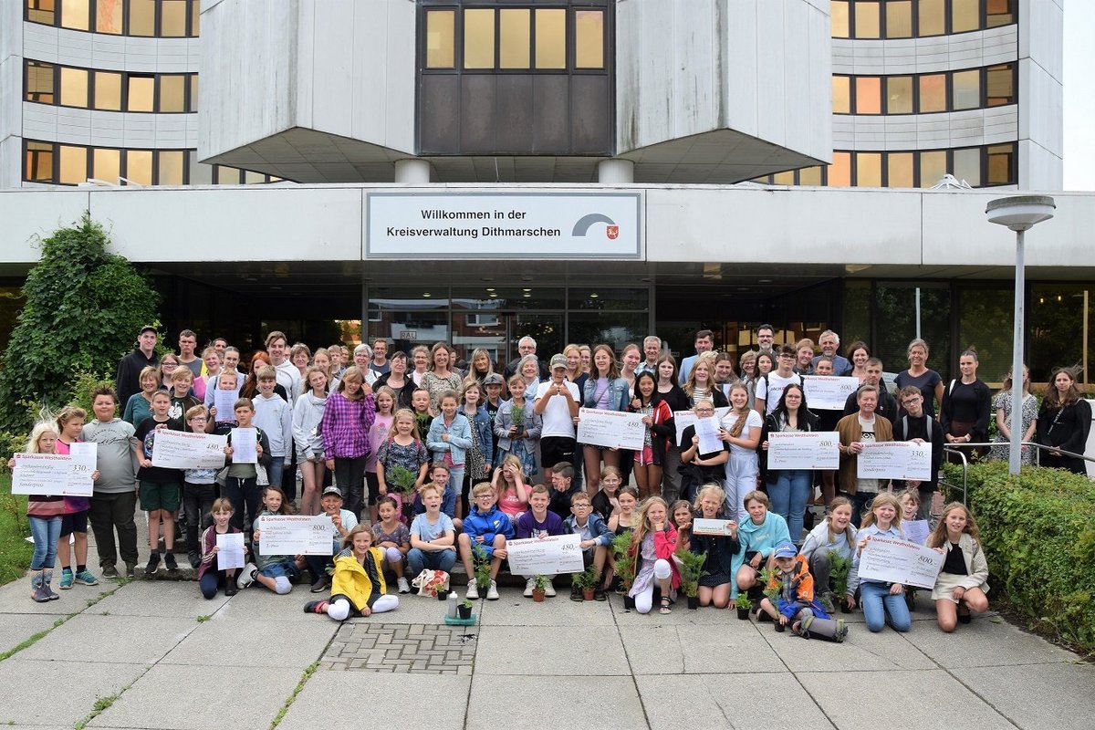 Verleihung am 12. Juli im Kreishaus in Heide: 15 Schulen erhielten den Umweltpreis des Kreises Dithmarschen und sieben Bildungseinrichtungen wurden als „Zukunftsschule.SH“ für ihre Naturschutz- und Nachhaltigkeitsprojekte prämiert.