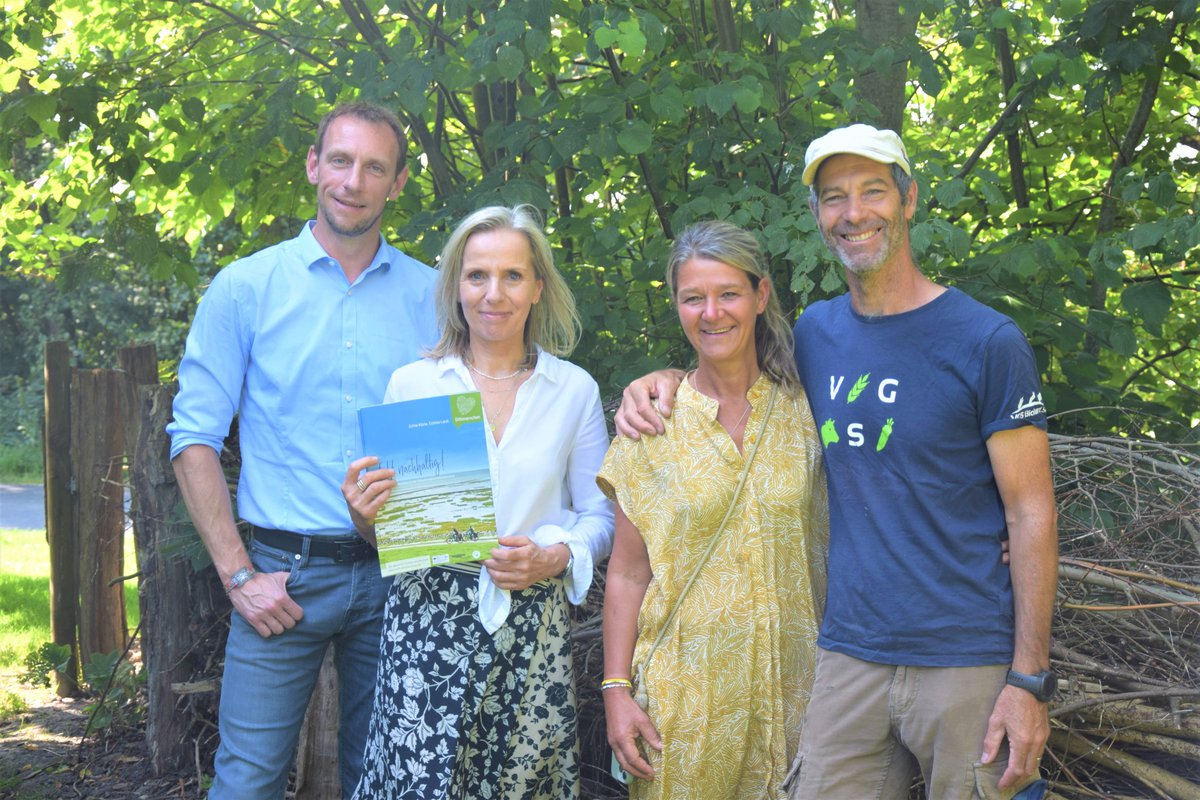 Der Warfthof Wollatz in Süderdeich ist Nachhaltigkeitspartner: Helge Haalck, Geschäftsführer von Dithmarschen Tourismus, Sabine Graetke, Nachhaltigkeitsbeauftragte sowie Katinka und York Wollatz.  Foto: Dithmarschen Tourismus e.V.