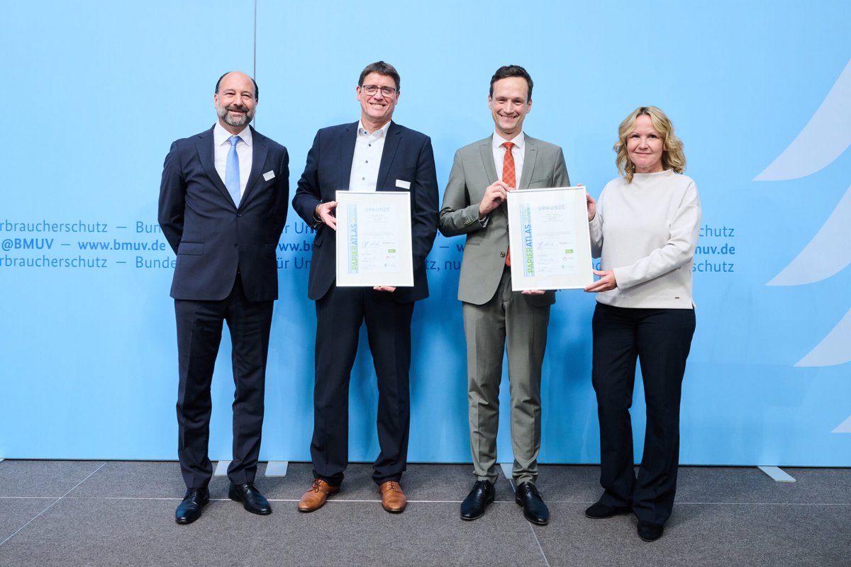 2. Platz der „Recyclingpapierfreundlichsten Landkreise“ (v.l.n.r.: Marc Gebauer, Sprecher der IPR; Dirk Sopha, Geschäftsführer der Abfallwirtschaft Kreis Dithmarschen; Florian Töpper, Landrat des Landkreises Schweinfurt; Bundesumweltministerin Steffi Lemke)  © Annette Riedl/BMUV