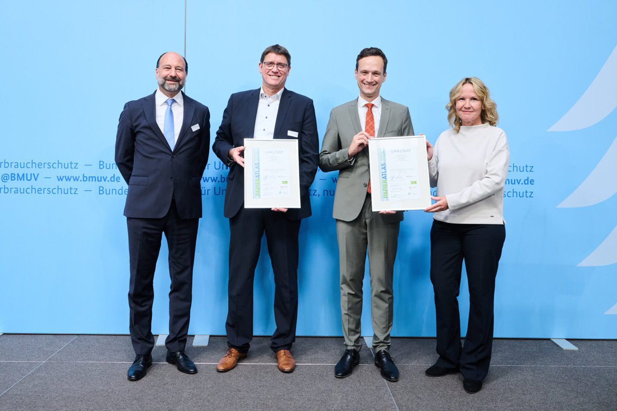 2. Platz der „Recyclingpapierfreundlichsten Landkreise“ (v.l.n.r.: Marc Gebauer, Sprecher der IPR; Dirk Sopha, Geschäftsführer der Abfallwirtschaft Kreis Dithmarschen; Florian Töpper, Landrat des Landkreises Schweinfurt; Bundesumweltministerin Steffi Lemke)  © Annette Riedl/BMUV