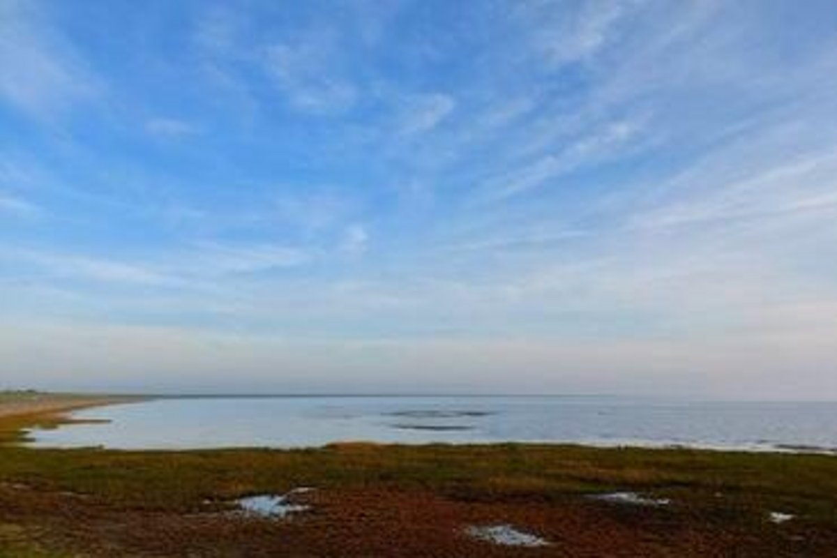 Ein Teil der Westküste namens Speicherkroog von Schleßwig-Holstein und viel blauer Himmel